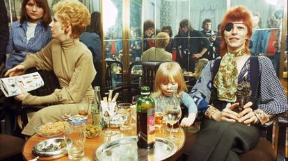 Duncan Jones, con su padres David y Angie, en 1974.