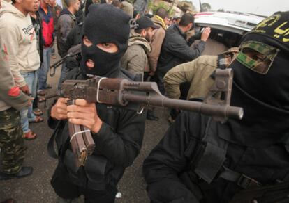 Miembros de la Yihad Islámica, durante el funeral de un miliciano palestino muerto anoche en enfrentamientos con soldados israelíes en la zona fronteriza de Jan Yunis (Gaza).