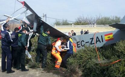 Moment en què els bombers rescaten el pilot després de precipitar-se l'avioneta.