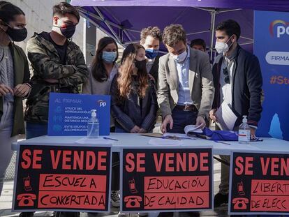 El líder del PP, Pablo Casado, en una mesa de recogida de firmas contra la Ley Celaá en Murcia, este sábado.