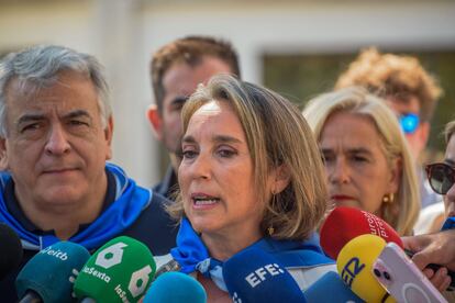 La secretaria general del PP, Cuca Gamarra, en primer plano, en declaraciones a los medios en Bilbao.