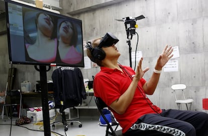 Japón es el segundo mercado mundial de la tecnología de la realidad virtual. Esta nueva fórmula está cambiando la forma de distribución y disfrute de la industria del entretenimiento. En la imagen, el director de cine para adultos Taro Kambe visualiza una escena de su película.