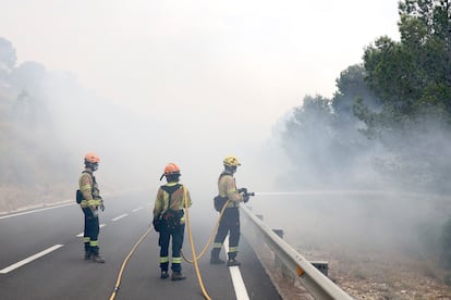 Militares de la UME participan en las labores de extinción del incendio en Xerta, este martes.
