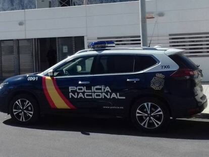 Un coche de Policía Nacional delante de una comisaría en una imagen de archivo. 