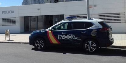 Un coche de Policía Nacional delante de una comisaría en una imagen de archivo. 