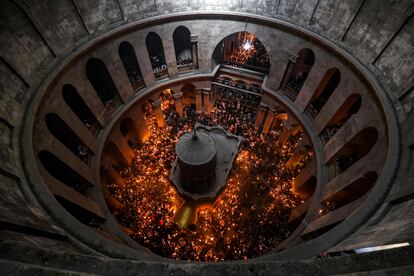 Cristianos ortodoxos sostienen velas en la ceremonia del Fuego Sagrado en torno al Santo Sepulcro, que los fieles consideran el lugar donde resucitó Jesucristo, este sábado.