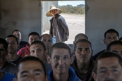 Internos del centro de rehabilitación  La Caridad el Hongo son supervisados por un guardia mientras contemplan una película en domingo, su día de descanso. Pincha en la imagen para ver la fotogalería completa. 