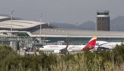 Un avión de Iberia en el aeropuerto de Barcelona-El Prat.