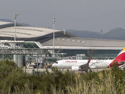 Un avión de Iberia en el aeropuerto de Barcelona-El Prat.