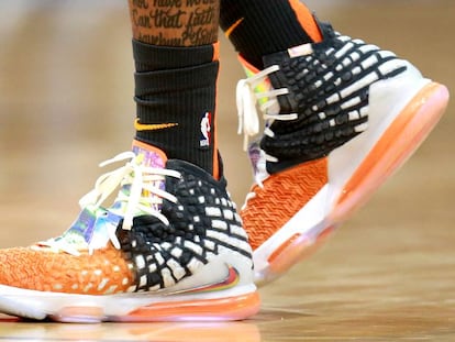 Detalle de unas zapatillas Nike durante un partido de la NBA.