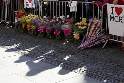 Ramos de flores colocados diante do local do atentado de Manchester.