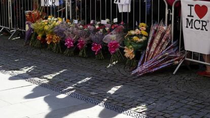 Ramos de flores colocados diante do local do atentado de Manchester.