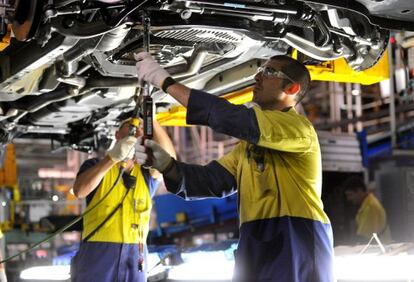 Empleados de una planta de fabricación de coches.