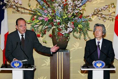 Jacques Chirac y Junichiro Koizumi, durante una rueda de prensa, ayer en Tokio.