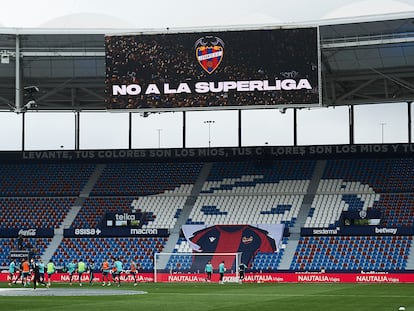 Mensaje contra la Superliga en el campo del Levante.