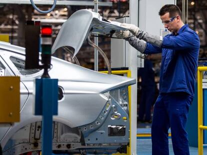 Un trabajador en la línea de montaje de la planta de Ford en Almussafes, Valencia.