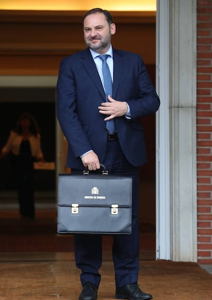 El ministro de Fomento, José Luis Ábalos, con su cartera ministerial en el Palacio de la Moncloa.