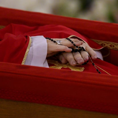 Pope Francis's body is laid out in state inside his private chapel at the Vatican, Monday, April 21, 2025. (Vatican Media via AP, HO)

Associated Press/LaPresse