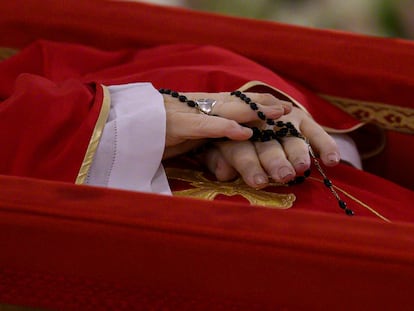Pope Francis's body is laid out in state inside his private chapel at the Vatican, Monday, April 21, 2025. (Vatican Media via AP, HO)
Associated Press/LaPresse