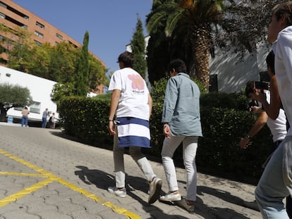 Colegiales del Elías Ahuja, adscrito a la Universidad Complutense, acceden al centro el pasado jueves.