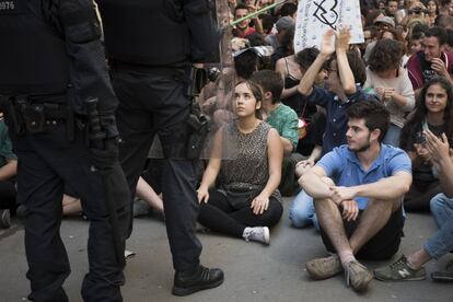 Unas 300 personas se han concentrado este mediodía en la plaza de la Revolució, a pocos metros de la antigua sucursal bancaria 'okupada', en un ambiente festivo.