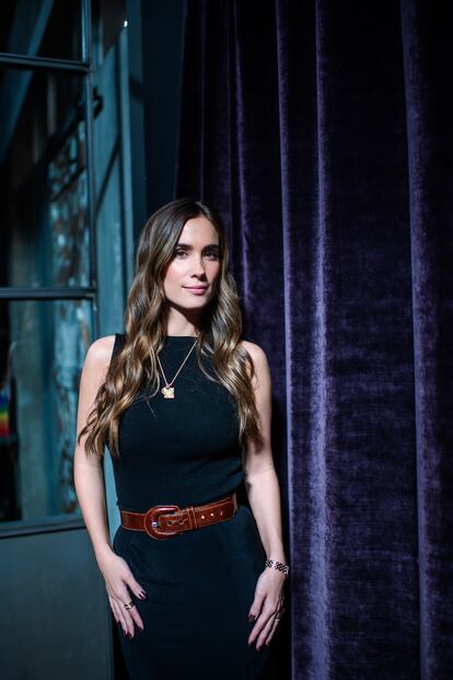 María Pombo posando en las oficinas de Komodo Studio, en Madrid, después de varios intentos fallidos de encontrar un fondo que le convenza. "¿Alguna vez os ha costado tanto hacer una foto?", bromea con la fotógrafa.