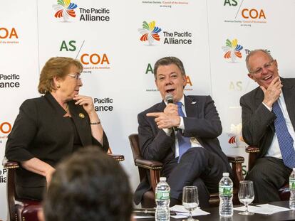 Michelle Bachelet, Juan Manuel Santos y Pedro Pablo Kuczynski en una reunión de la Alianza del Pacífico el pasado año.
