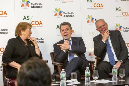 Michelle Bachelet, Juan Manuel Santos y Pedro Pablo Kuczynski en una reunión de la Alianza del Pacífico el pasado año.