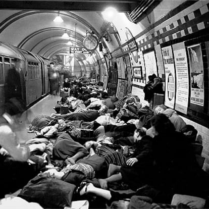 Gente durmiendo en el metro londinense, durante un ataque aéreo alemán, en septiembre de 1940.