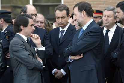 José María Aznar, presidente del Gobierno en funciones (izquierda), José Luis Rodríguez Zapatero, secretario general del PSOE y futuro presidente (centro); Mariano Rajoy, secretario general del PP (segundo por la derecha), y Luis de Grandes del PP (derecha) durante el funeral por el miembro de los GEO Fracisco Javier Torronteras, en el cuartel general del cuerpo en Guadalajara el 5 de abril de 2004.