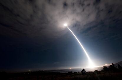 Lanzamiento de un misil balstico intercontinental Minuteman III desarmado durante una prueba en la base area de Vandenberg, California (EE UU).