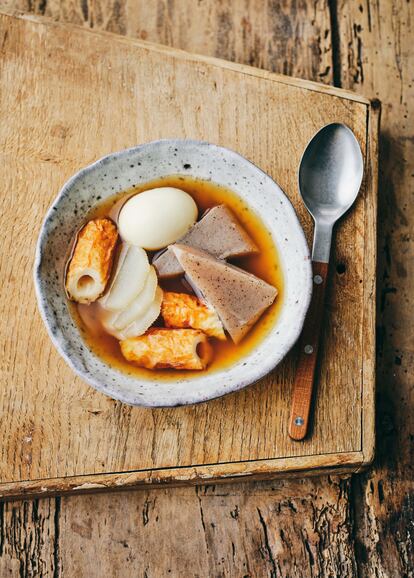 El oden es una preparación a base de caldo dashi al que se añaden ingredientes como el huevo, el rábano daikon, pasteles de pescado y konnyaku cocinados durante mucho tiempo. Su receta es una de las incluidas en 'Cantina japonesa, de Clémence Leleu y Anna Shoji. Cuaderno de viaje culinario para saborear la cocina japonesa' (Editorial Cinco Tintas).