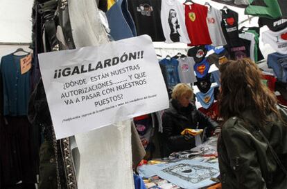 Un cartel reivindicativo cuelga de un puesto del Rastro de Madrid.