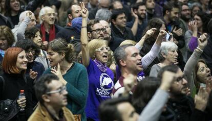 Simpatizantes de Podem celebran los resultados electorales del 20-D