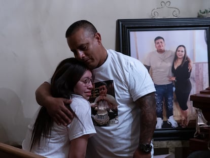 El papá y la novia de Gustavo Angel Suárez, uno de los cinco jóvenes que presuntamente fueron atacados por militares en Nuevo Laredo, Tamaulipas.