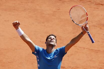 Dominic Thiem alza los brazos para celebrar su triunfo en semifinales ante Novak Djokovic.