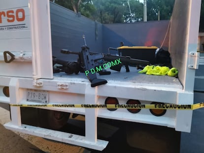 Fotografía cedida por la Fiscalía de Ciudad de México que muestra las armas en el lugar del atentado.