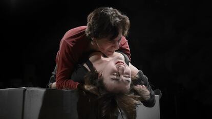 Jesús Noguero y Candela Peña, en un ensayo de la obra 'Consentimiento', de la dramaturga Nina Raine, dirigida por Magüi Mira.