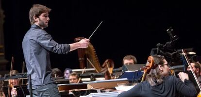  Lucas Vidal dirige a la Barbieri Symphony Orchestra.