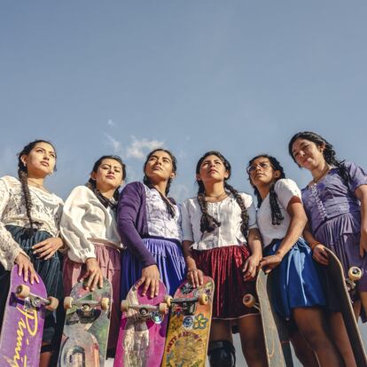 ImillaSkate, un equipo de skateboarding de Cochabamba, nació con la idea de fusionar el deporte urbano con sus raíces tradicionales. Imani significa joven en quechua y aimara. El grupo quiere demostrar que <i>“no importa cómo te veas, cuántos años tengas o cuál sea tu género, puedes sentir la libertad del skate”</i>. 