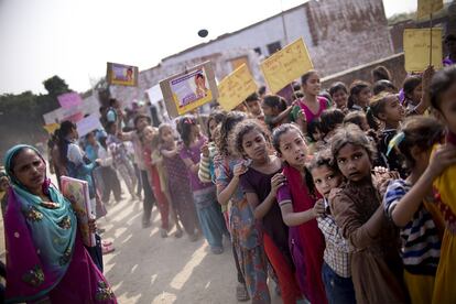Los niños también son una pata importante para sensibilizar a la población. En la imagen, un grupo de críos participa en una campaña cantando las virtudes de la vacuna contra la polio por las calles de Agra.