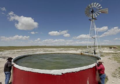 Tanque de almacenamiento de agua que se utiliza para dar de beber al ganado en un rancho cerca de Crossroads (Nuevo México) y que permaneció inutilizado porque el acuífero que proporcionaba el agua estaba contaminado por los residuos de un yacimiento.