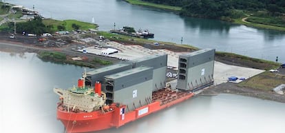 Momento de la llegada de las nuevas compuertas al Canal de Panamá, aún en obras, y cuya inauguración está prevista para mayo.