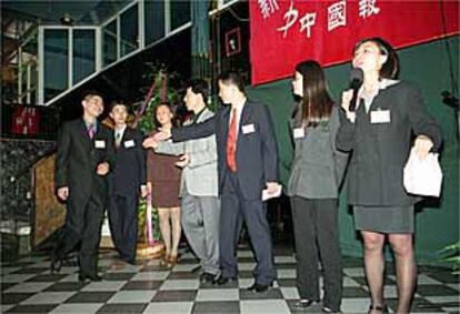 El equipo de periodistas y editores de Zhong Guo Bao, ayer, durante la presentación del periódico.