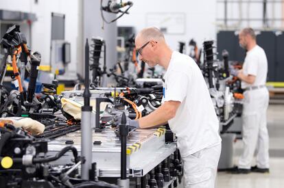 Un trabajador en una planta de Volkswagen en Alemania.