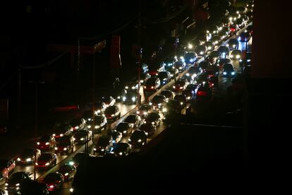 Libaneses huyen con sus coches desde el sur del Líbano hacia Sidón y Beirut, el lunes.