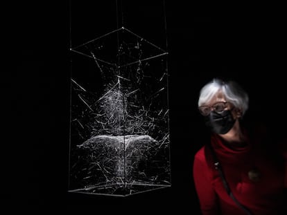 Una mujer mira parte de la instalación 'Webs of At-tent(s)ion', compuesta por varias esculturas tridimensionales entretejidas por especies de arañas diferentes, en la exposición 'Tomás Saraceno: Particular Matter(s)', el pasado febrero en Nueva York.