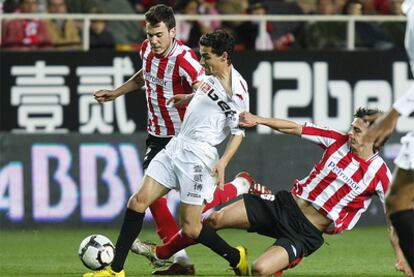 Jesús Navas trata de internarse entre Castillo e Iturraspe, del Athletic