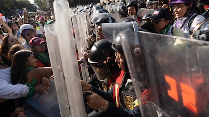 Una línea de policías antimotines frente a las manifestantes, en Ciudad de México, este jueves.