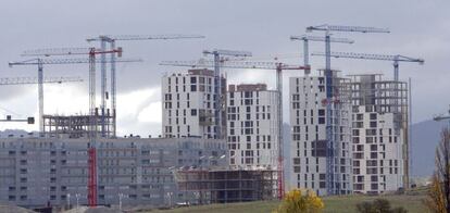 En la imagen, varios bloques de viviendas en construcci&oacute;n. EFE/Archivo